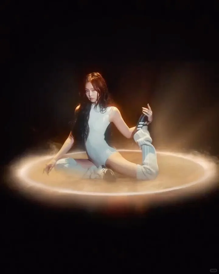 JENNIE X Adidas 联名广告 - 小红书