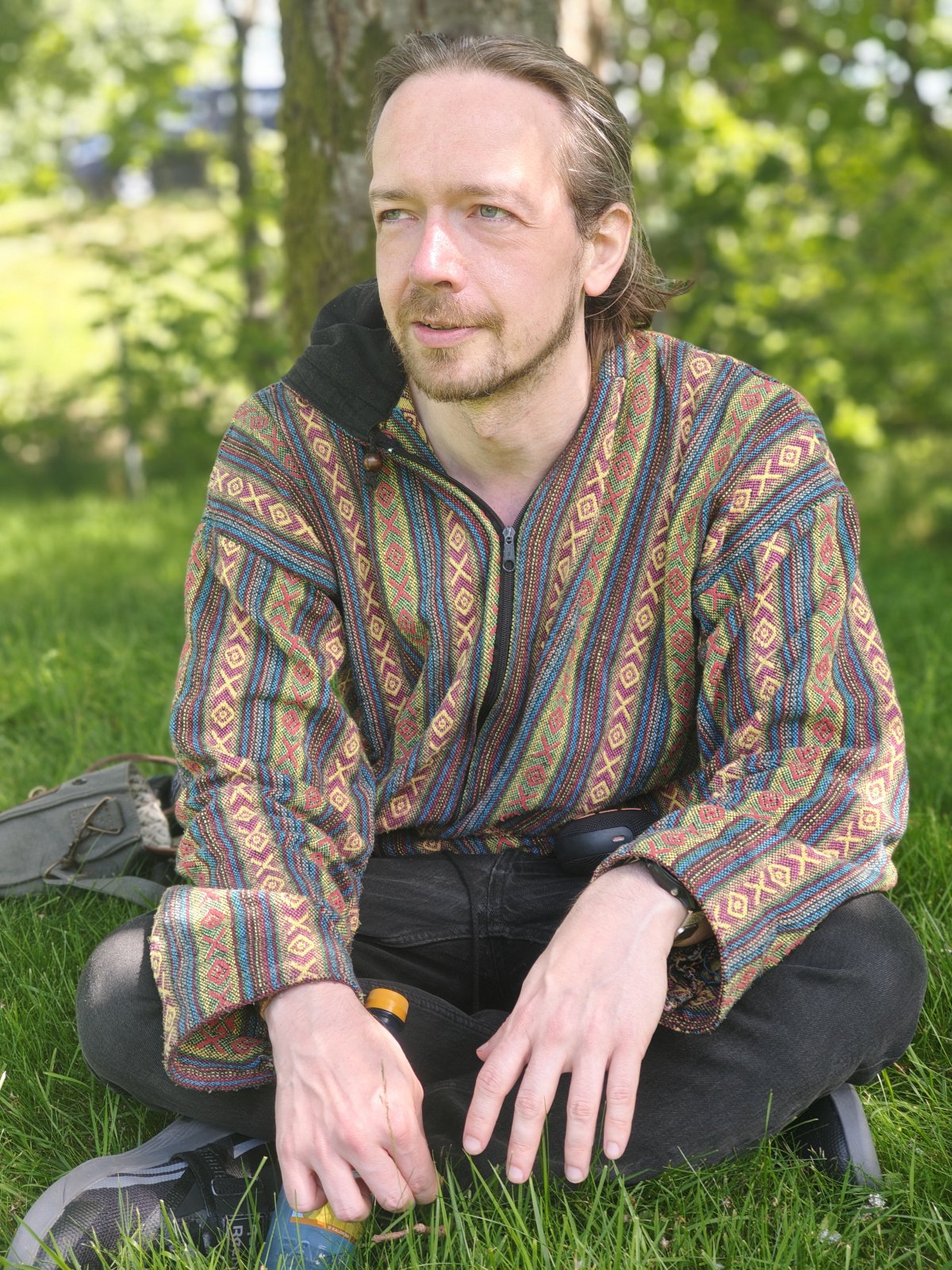 The sweater was bought it Thailand and is very airy with little insulation. It's perfect for those heatwave days in Norway.
