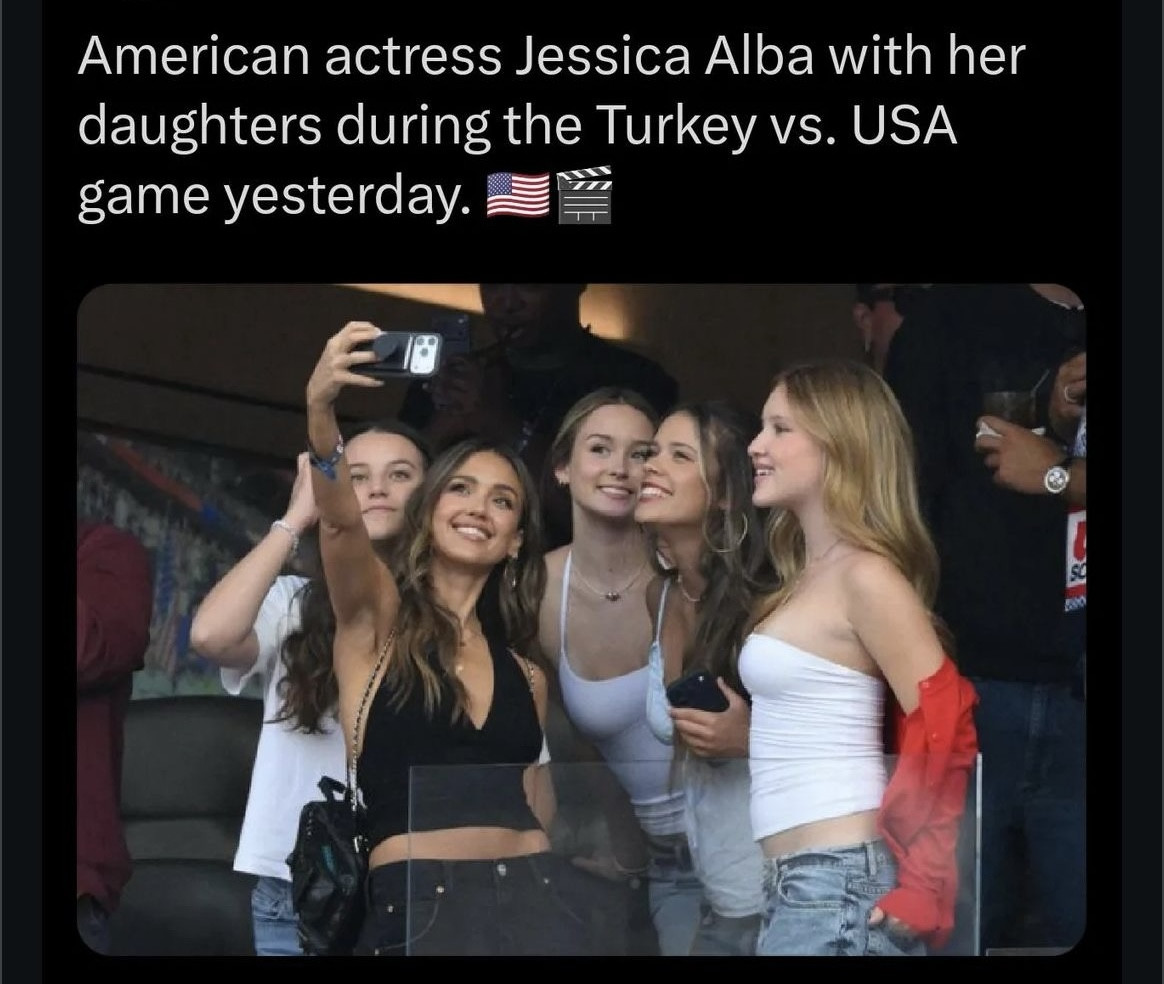 Jessica alba and her two daughters on the right